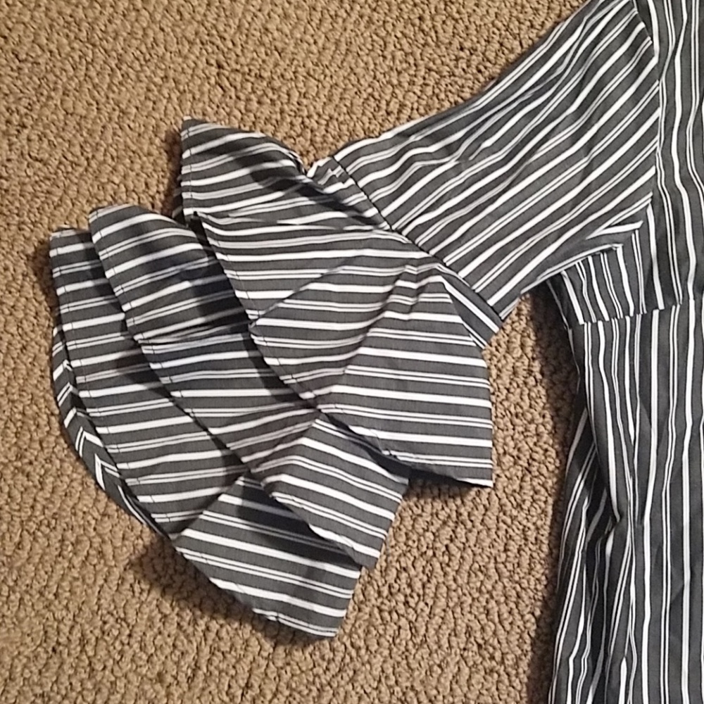 Ruffle sleeve top - Picture 2 of 4